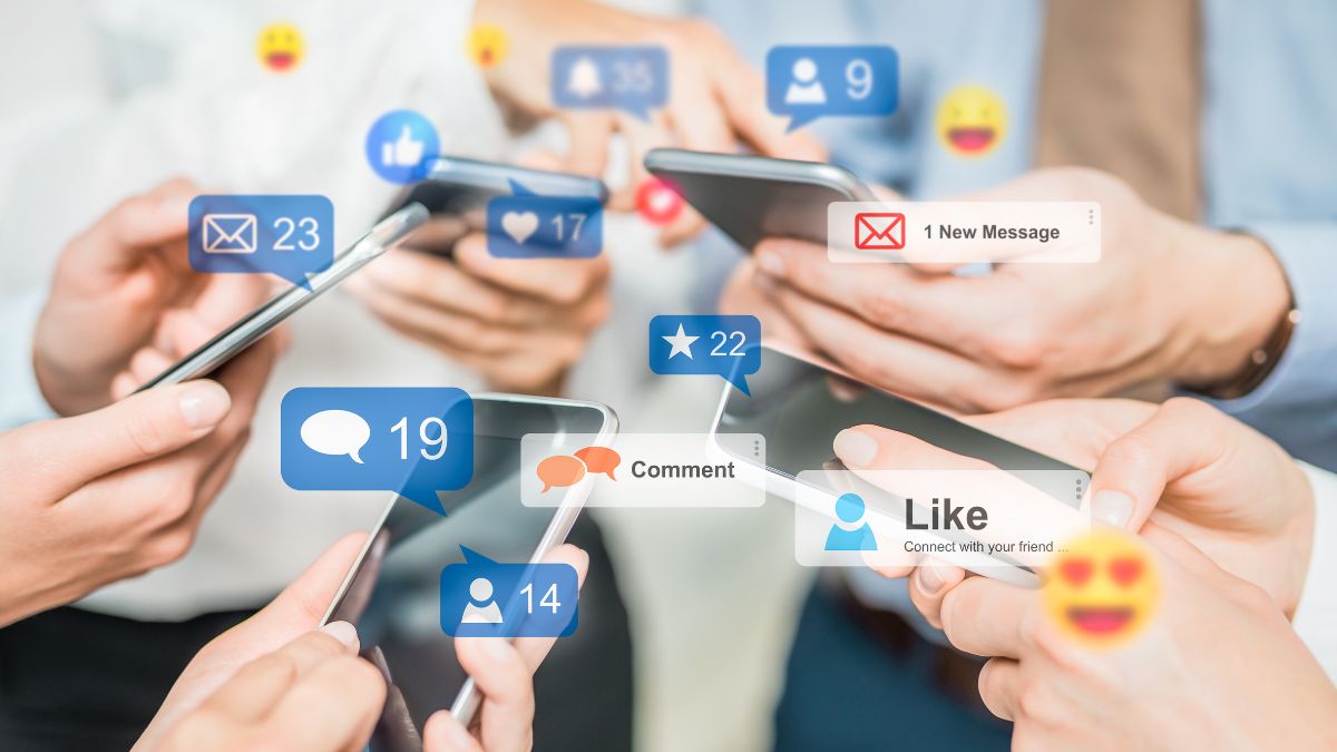 Foto mit vielen Smartphones in den Händen von Menschen mit einer Illustration zu Likes und Kommentaren